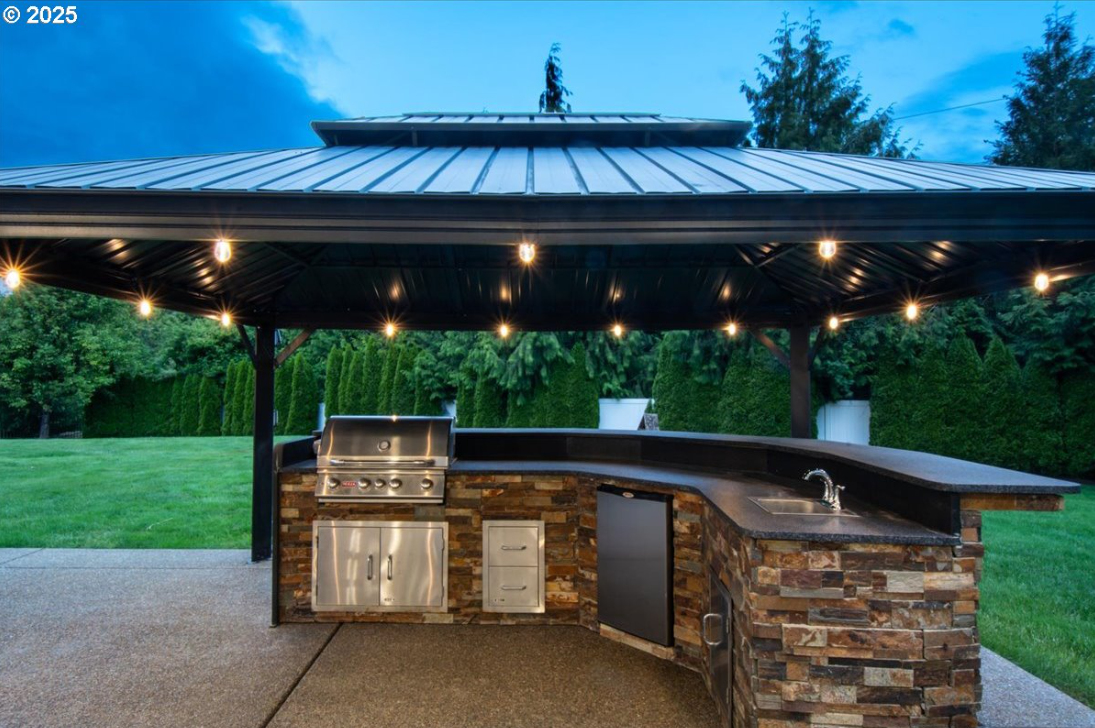 ONE ACRE ESTATE IN A GATED COMMUNITY!